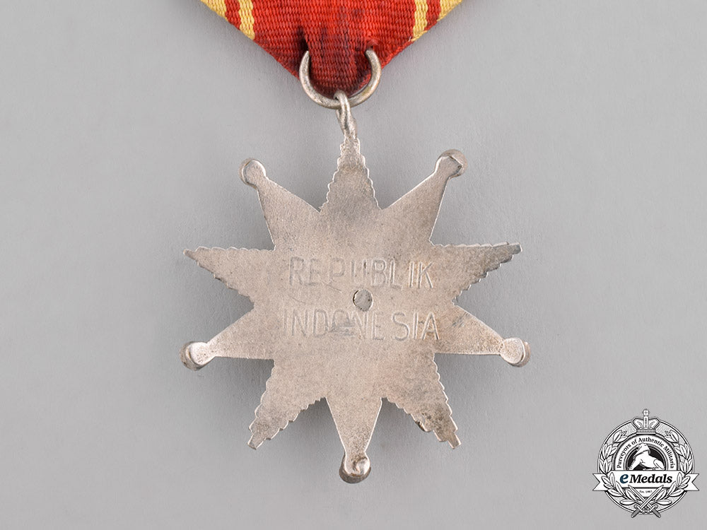 indonesia,_republic._a_star_of_mahaputera,_v_class_knight,_c.1960_c18-037158