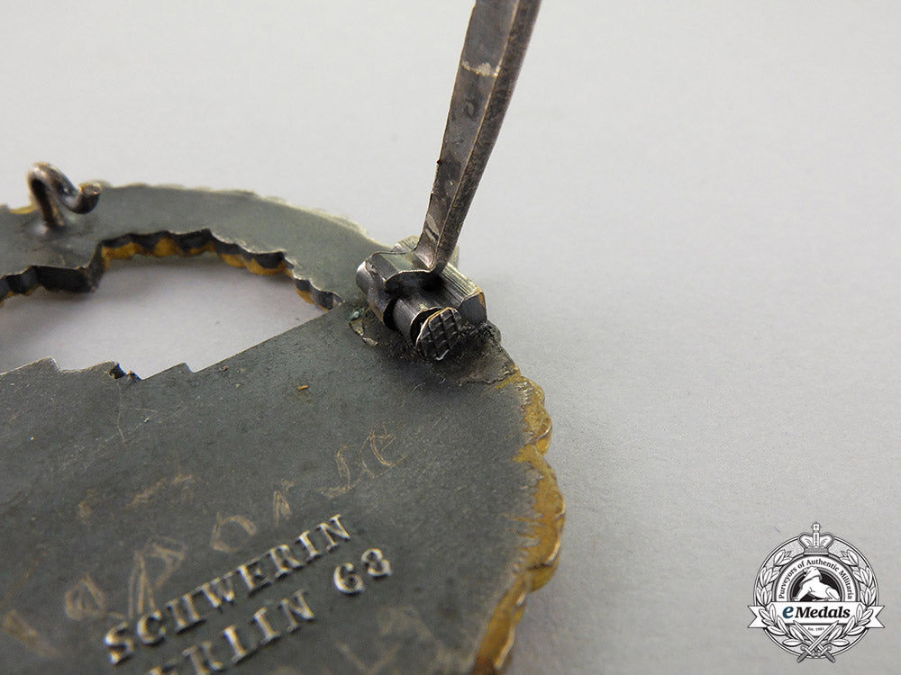 germany._a_kriegsmarine_destroyer_war_badge_by_schwerin_of_berlin_c18-0373