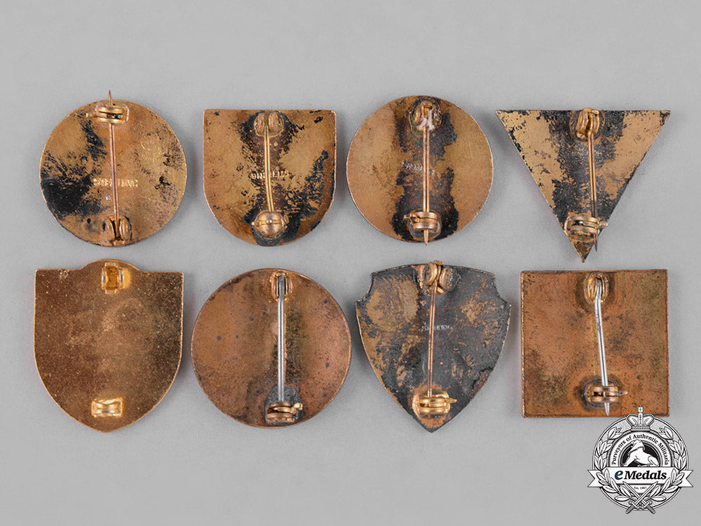 united_states._a_lot_of_forty-_nine_insignia_badges_c18-037652