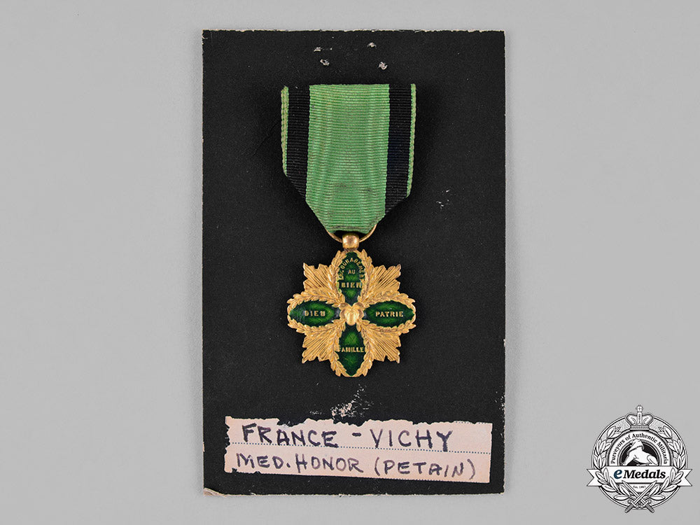 france,_vichy_government._a_civilian_medal_of_honour(_petain),_c.1941_c18-037767