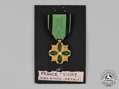 france,_vichy_government._a_civilian_medal_of_honour(_petain),_c.1941_c18-037767