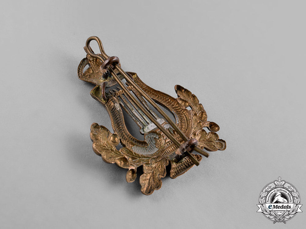united_kingdom._nine_first_war_cap_badges_c18-037938