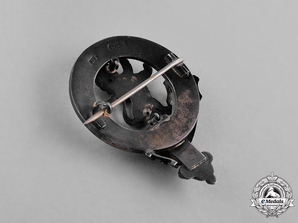 united_kingdom._nine_first_war_cap_badges_c18-037939