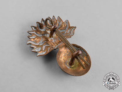 canada._a_lot_of_seven_first_and_second_war_cap_badges_c18-037969