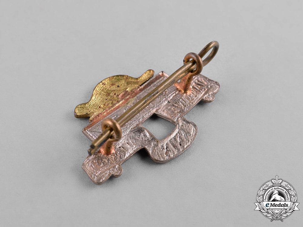 canada._a_lot_of_seven_first_and_second_war_cap_badges_c18-038025