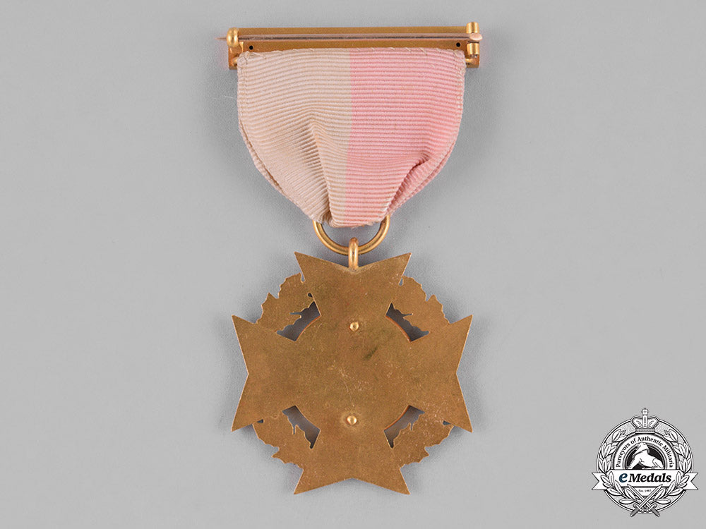 united_states._a_new_england_society_in_the_city_of_new_york,_members_badge_in_gold,_c.1900_c18-039098