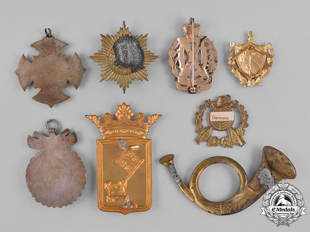 international._a_lot_of_thirteen_badges&_insignia_c18-039144