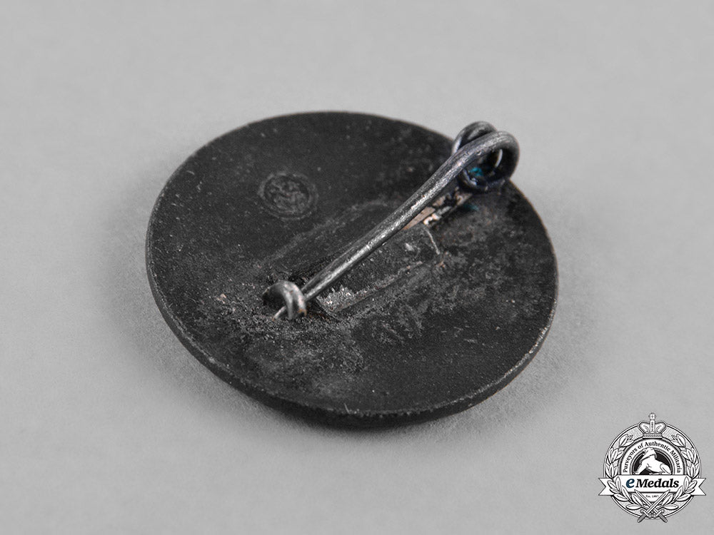 germany,_third_reich._a_lot_of_four_membership_badges_c18-039678_1