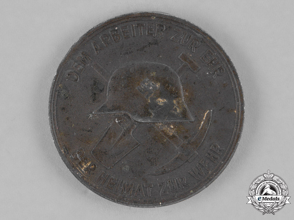 germany._a1938_holzmann_construction_crew_employee_badge_c18-039858