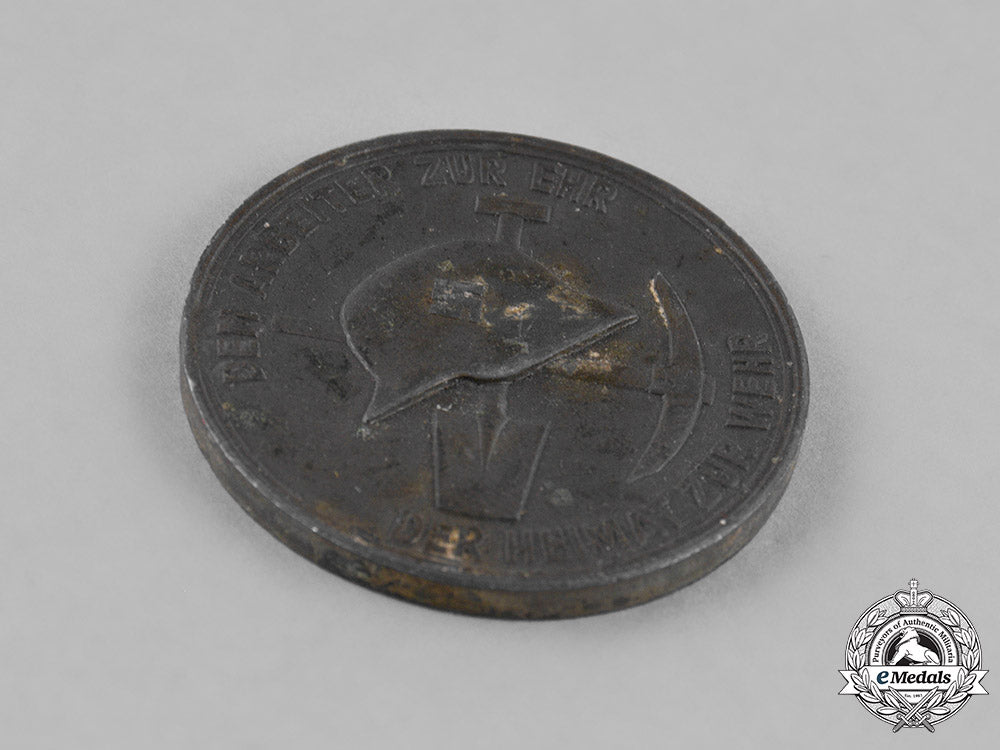 germany._a1938_holzmann_construction_crew_employee_badge_c18-039860