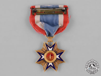 united_states._a_military_order_of_the_loyal_legion_of_the_united_states(_mollus)_membership_badge_in_gold,_c.1910_c18-040189