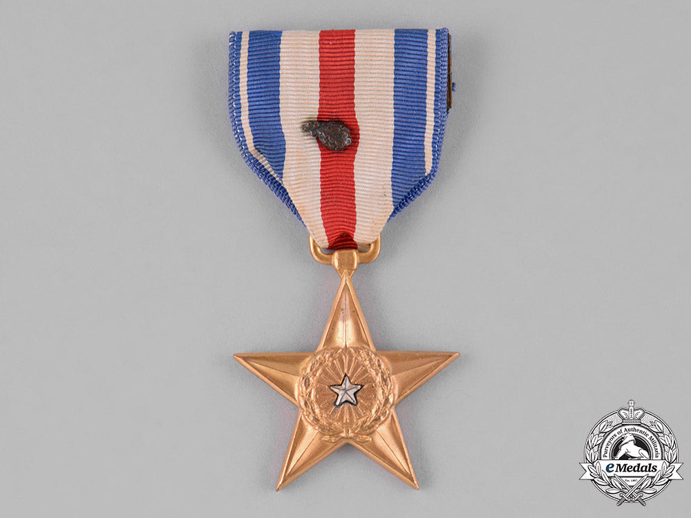 united_states._a_silver_star_medal_with_oak_leaf_cluster,_c.1945_c18-040499