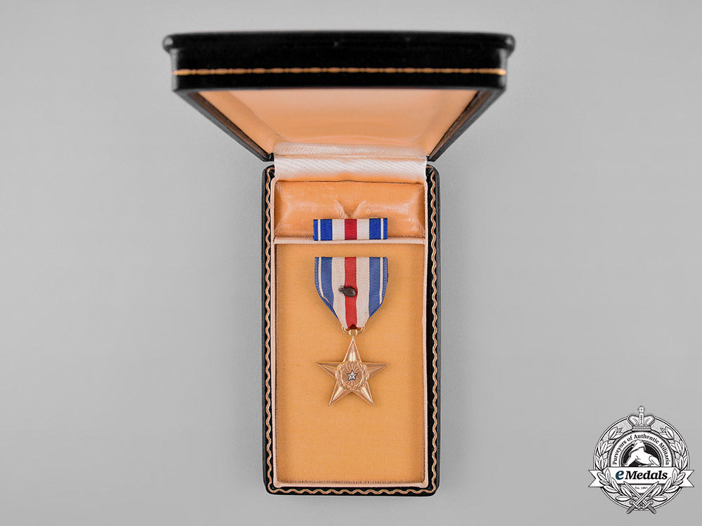 united_states._a_silver_star_medal_with_oak_leaf_cluster,_c.1945_c18-040502