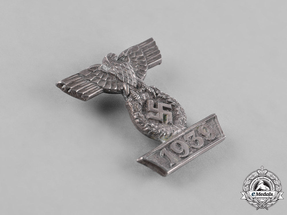 germany,_wehrmacht._a_clasp_to_the1939_iron_cross,_ii_class,_first_type_c18-040547