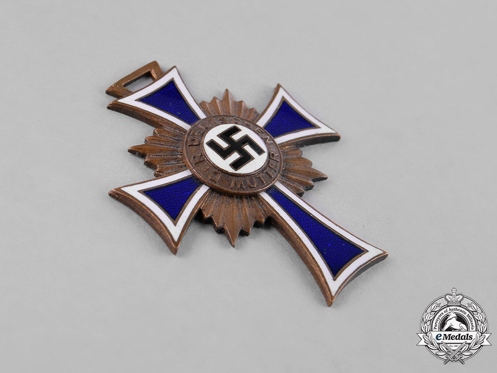 germany,_third_reich._a_group_of_honour_crosses_of_the_german_mother_c18-040562