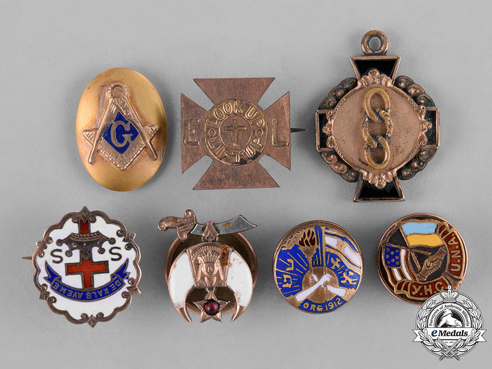 united_states._a_lot_of54_badges_and_insignia_c18-041192