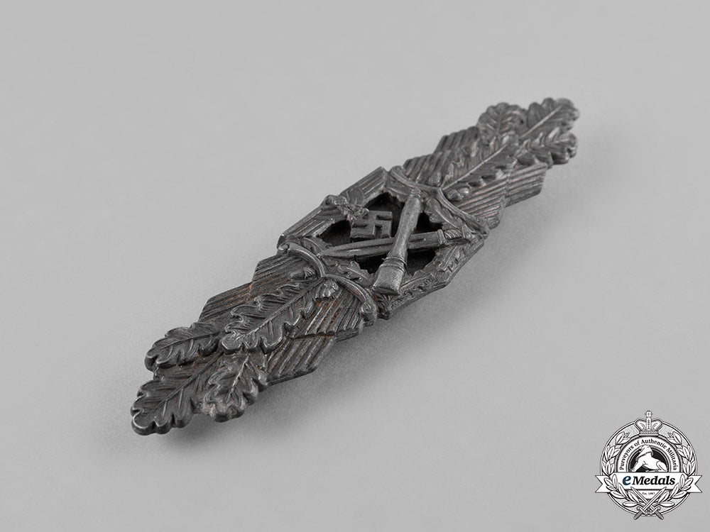 germany,_wehrmacht._a_close_combat_clasp,_silver_grade,_by_deschler&_sohn_c18-041405