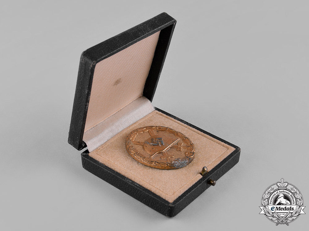 germany,_wehrmacht._a_gold_grade_wound_badge,_with_case,_by_b.h._mayer_c18-041792