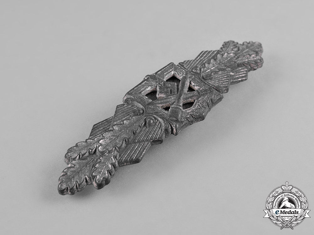 germany,_wehrmacht._a_close_combat_clasp,_silver_grade,_by_friedrich_linden_c18-041795_2_1_1_1_1
