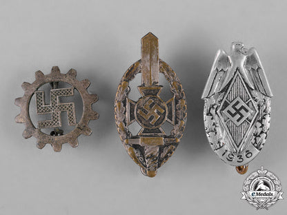 germany,_third_reich._a_lot_of_second_war_membership_badges_c18-042449