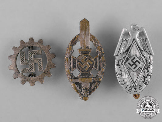germany,_third_reich._a_lot_of_second_war_membership_badges_c18-042449