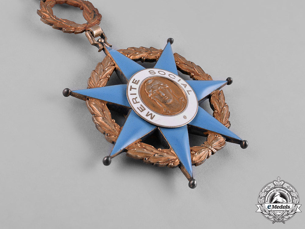 france,_republic._an_order_of_social_merit,_commander_c.1940_c18-042740