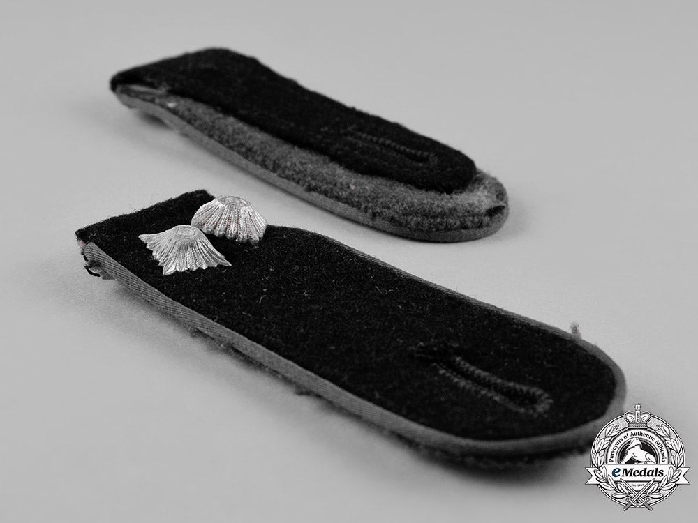 germany,_hj._a_pair_of_general_shoulder_straps_c18-042872