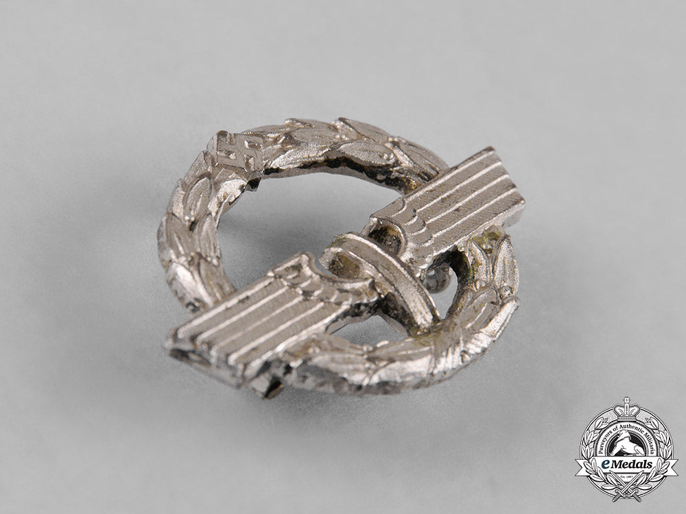 germany,_reichsbahn._a_german_female_railway_staff_service_badge,_silver_grade_c.1944_c18-042945