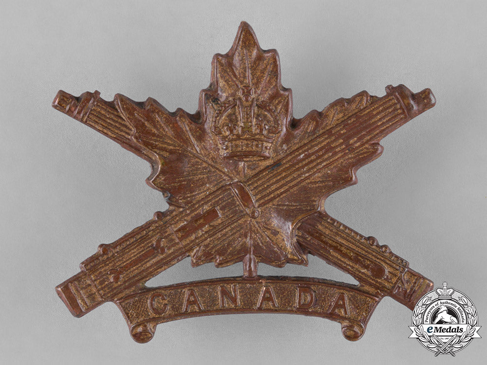 canada._a_canadian_machine_gun_corps_officer's_cap_badge,_style_d_with_maple_leaf_design_c18-043268