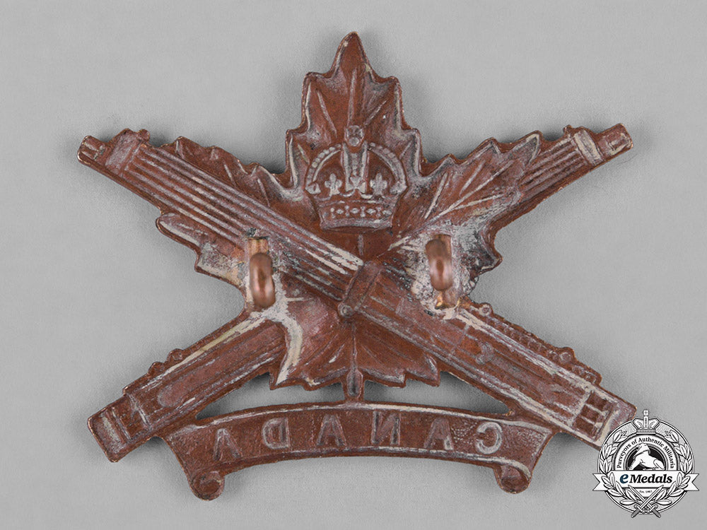 canada._a_canadian_machine_gun_corps_officer's_cap_badge,_style_d_with_maple_leaf_design_c18-043269