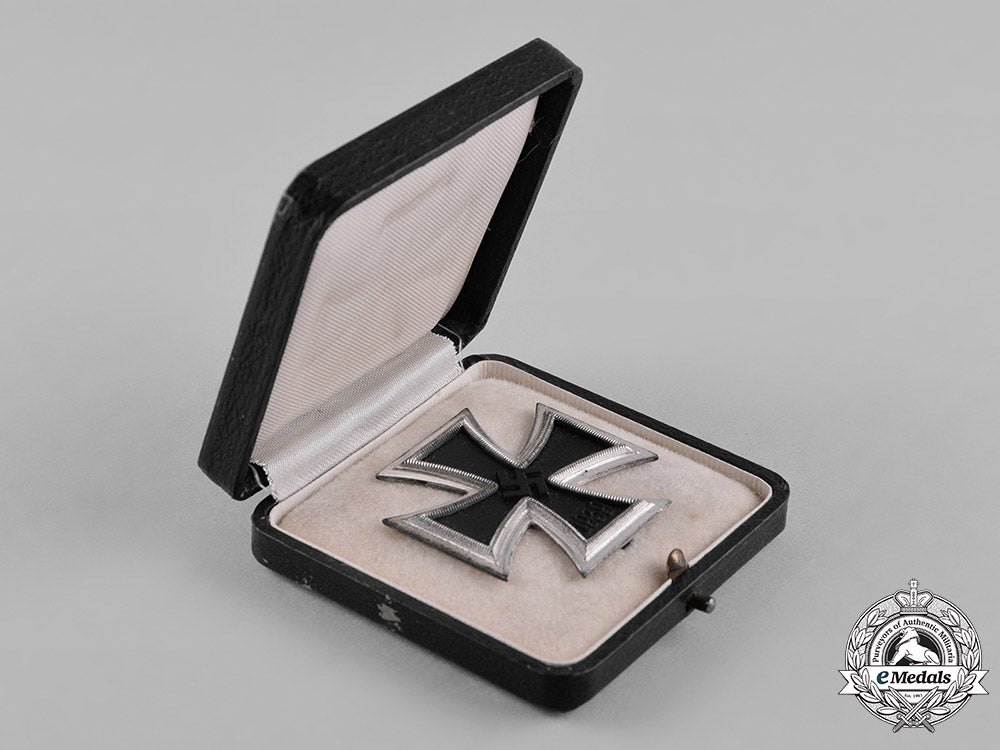 germany,_wehrmacht._a1939_iron_cross_i_class_with_case_c18-043811