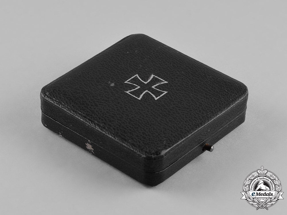 germany,_wehrmacht._a1939_iron_cross_i_class_with_case_c18-043812