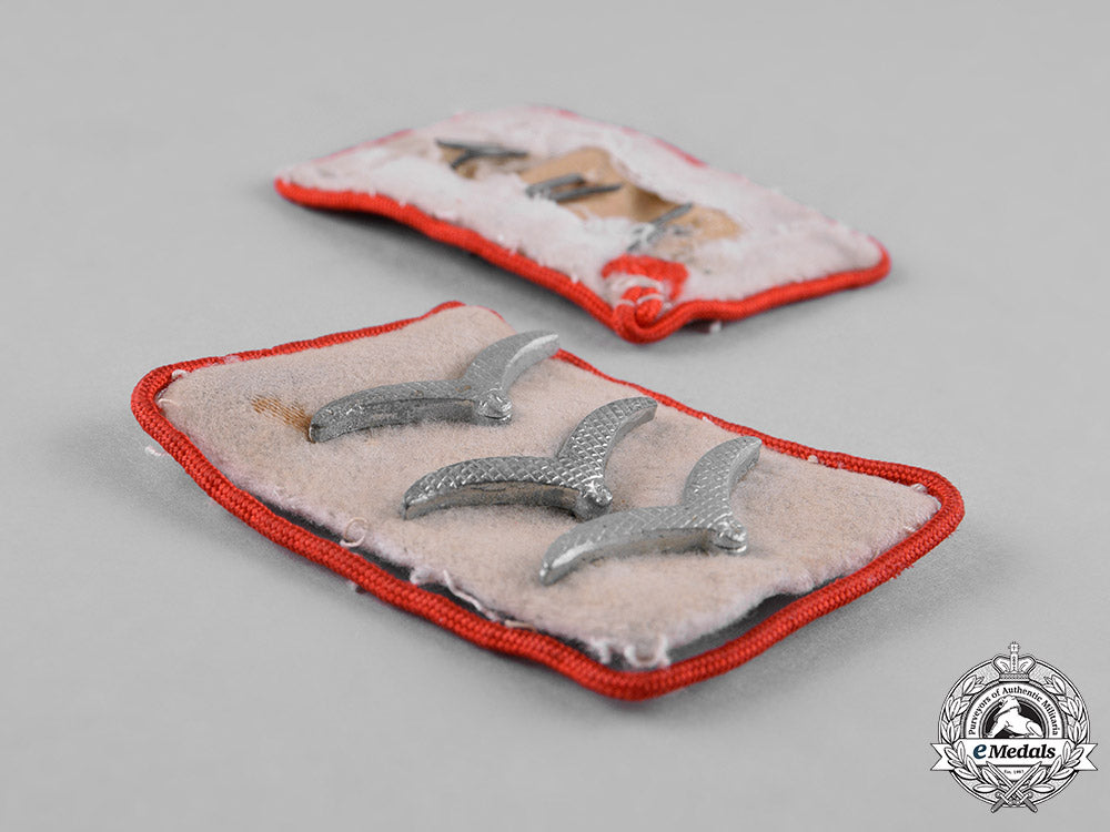germany,_luftwaffe._a_pair_of1_st_paratroop_panzer_division_hermann_göring_feldwebel’s_collar_tabs_c18-043907