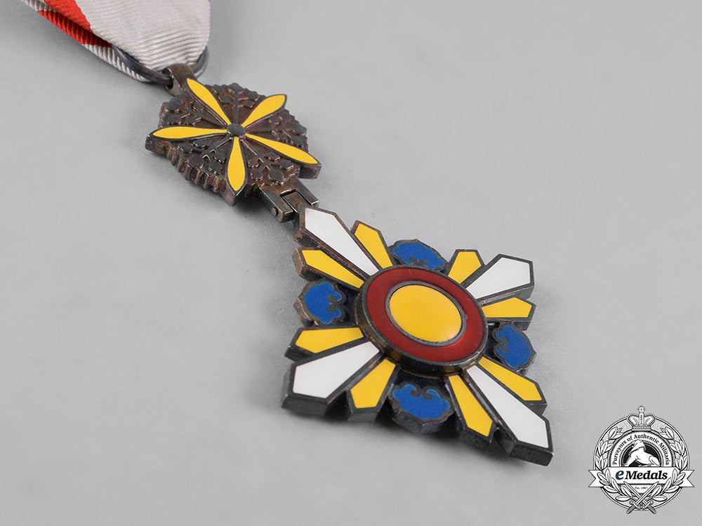 japan,_occupied_manchukuo._an_order_of_the_auspicious_clouds,6_th_class_c18-044209