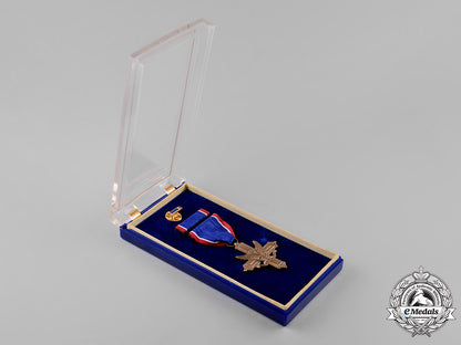 united_states._an_army_distinguished_service_cross,_c.1950_c18-044493_1