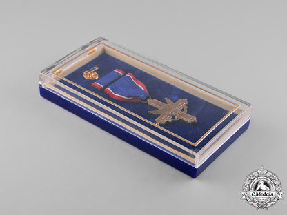 united_states._an_army_distinguished_service_cross,_c.1950_c18-044494_1