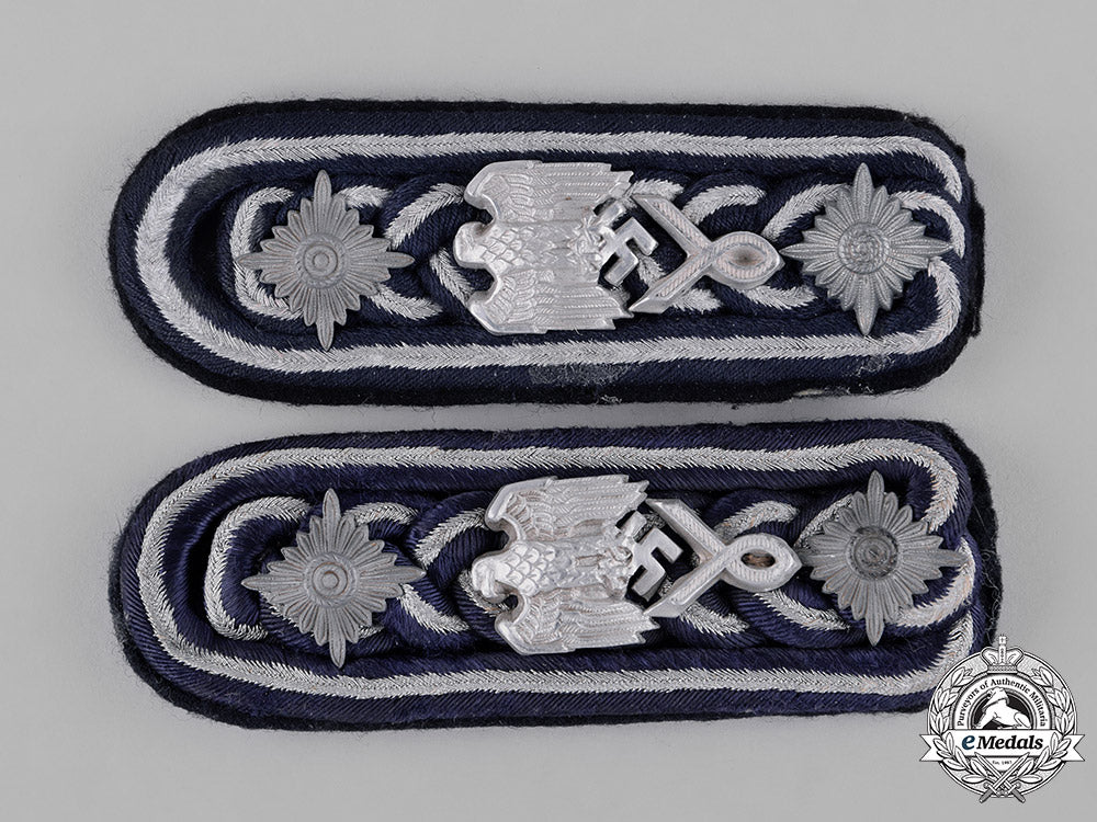 germany,_wehrmacht._a_pair_of_marinebeamte(_marine_administration)_nco_shoulder_boards_c18-044844
