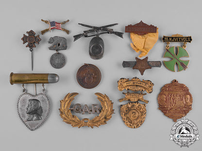 united_states._twenty_eight_badges&_insignia_with_badge_collectors_identification_guide_c18-045393