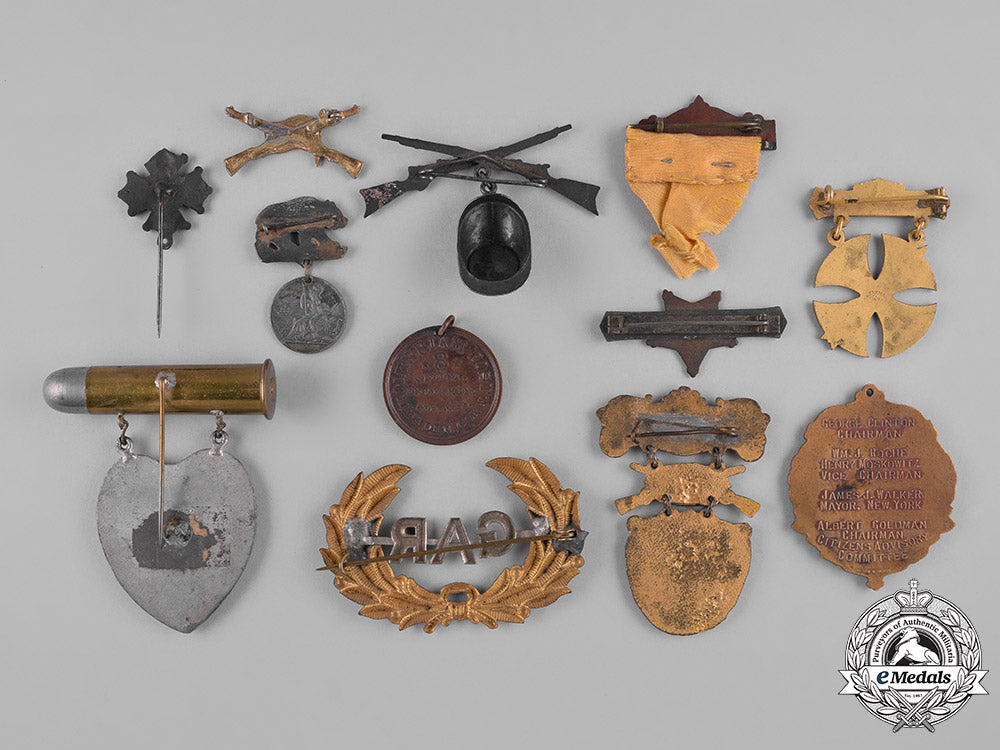 united_states._twenty_eight_badges&_insignia_with_badge_collectors_identification_guide_c18-045394