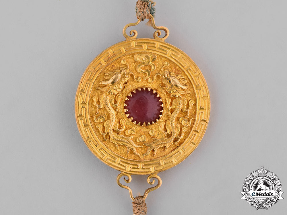china,_qing_dynasty._an_order_of_the_imperial_dragon(_bao_xing_merit_medal),_i_class_set,_c.1875_c18-045406_2