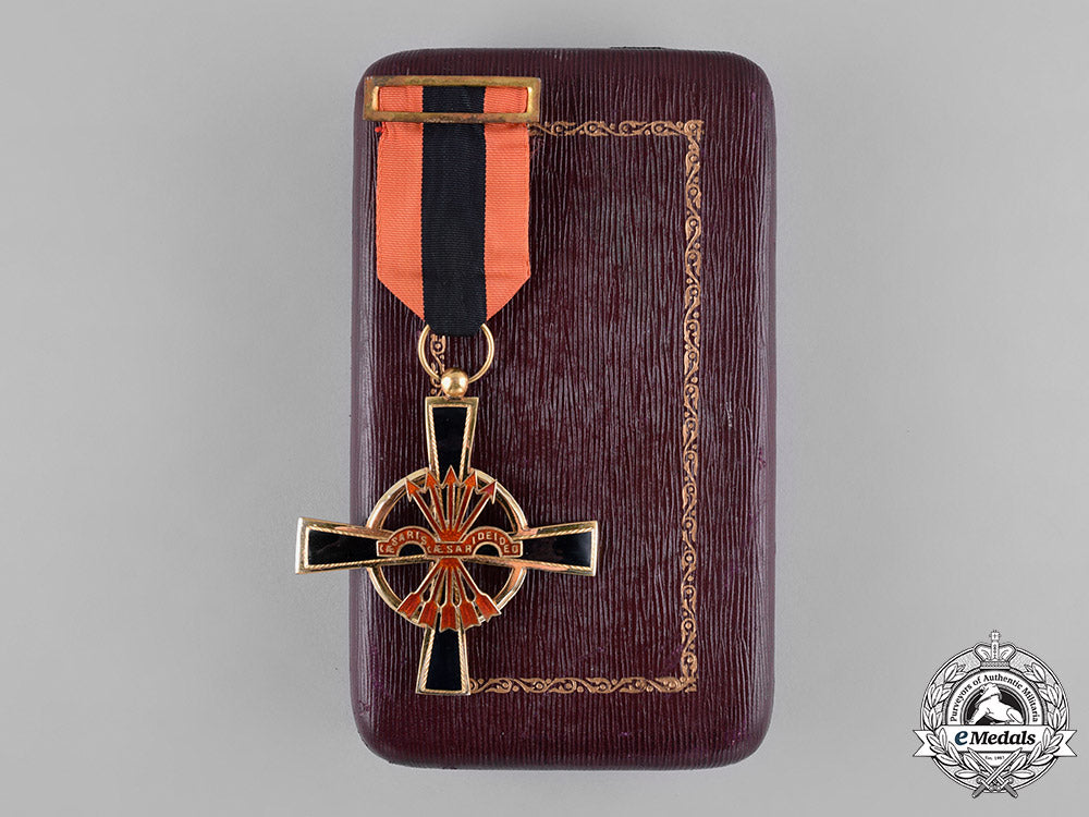 spain,_franco_period._an_imperial_order_of_the_yoke_and_arrows,_knight's_cross_with_case_c18-045483