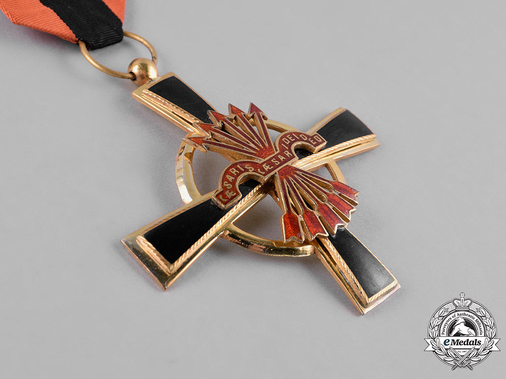 spain,_franco_period._an_imperial_order_of_the_yoke_and_arrows,_knight's_cross_with_case_c18-045488