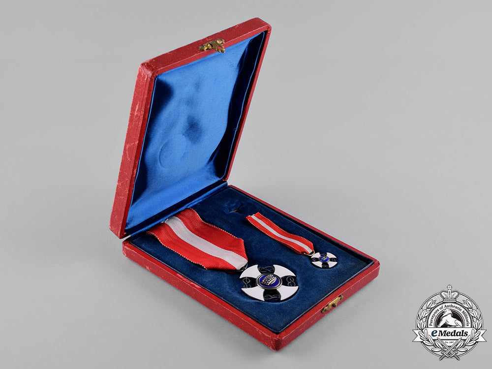 italy,_kingdom._an_order_of_the_crown_of_italy,_v_class_knight,_c.1945_c18-045605
