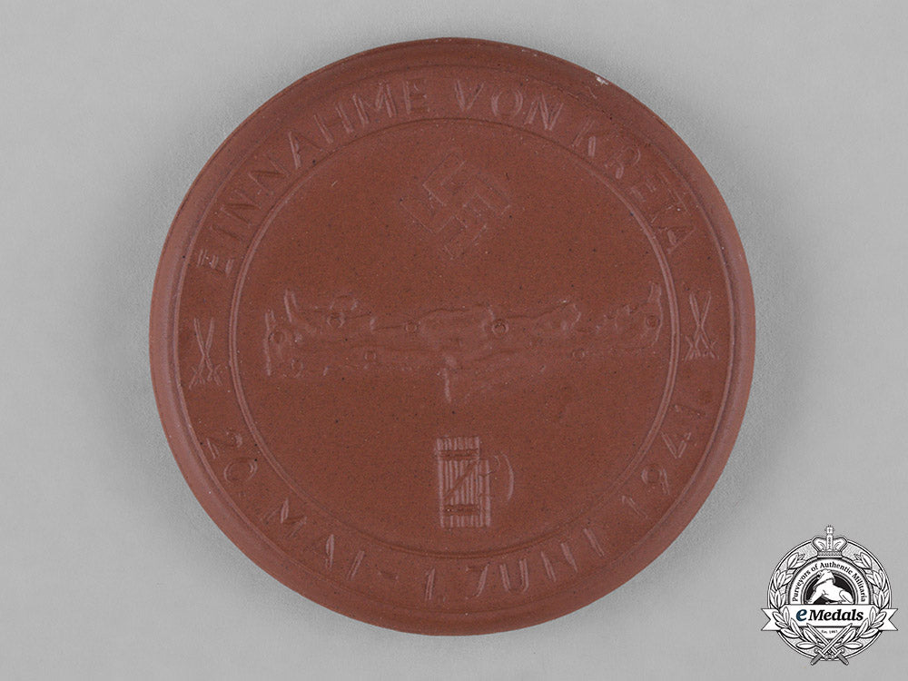 germany,_luftwaffe._a_cased1941_invasion_of_crete_commemorative_table_medal_c18-045773_1_1_1