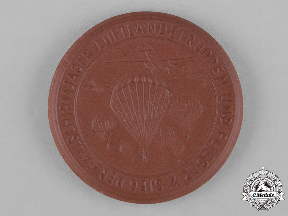 germany,_luftwaffe._a_cased1941_invasion_of_crete_commemorative_table_medal_c18-045774_1_1_1