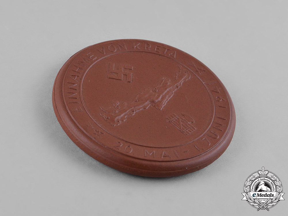 germany,_luftwaffe._a_cased1941_invasion_of_crete_commemorative_table_medal_c18-045776_1_1_1