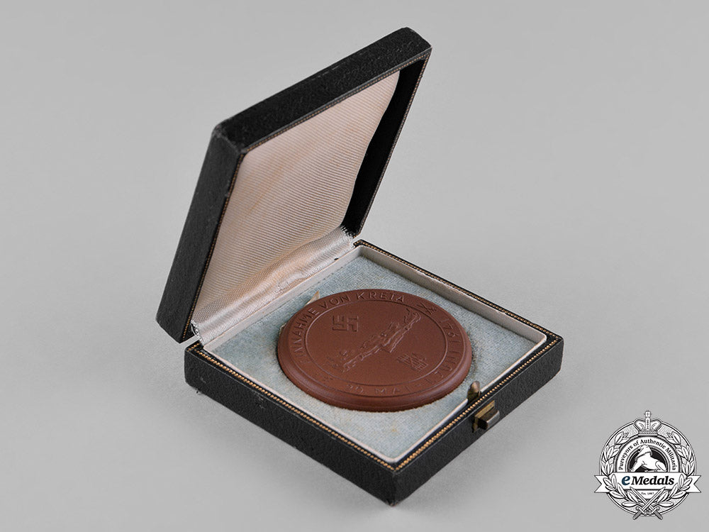 germany,_luftwaffe._a_cased1941_invasion_of_crete_commemorative_table_medal_c18-045778_1_1_1