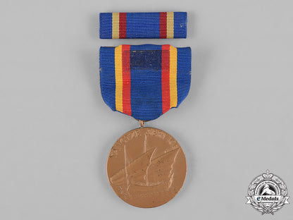 united_states._a_yangtze_service_medal,_numbered,_in_case_c18-046067_1