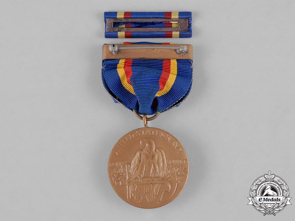 united_states._a_yangtze_service_medal,_numbered,_in_case_c18-046068_1