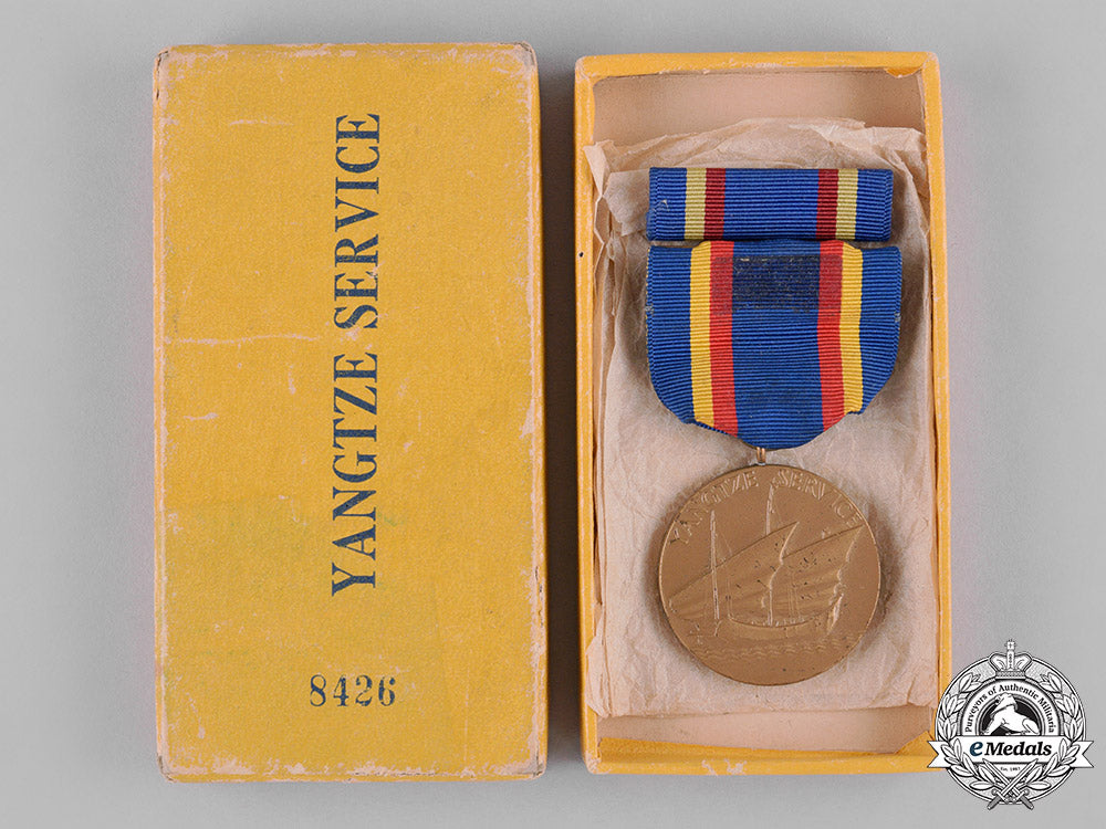 united_states._a_yangtze_service_medal,_numbered,_in_case_c18-046070_1